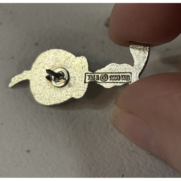 Vintage 1993 Tweety Bird Warner Brothers Enamel Pin Lapel Hat Jacket Canary - Picture 3 of 3